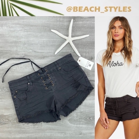 🔆BILLABONG🔆 LITE HEARTED JEAN SHORTS - Picture 1 of 9